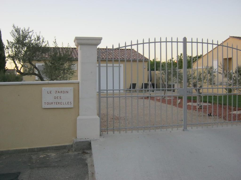 Вилла Le Jardin Des Tourterelles Robion en Luberon Экстерьер фото